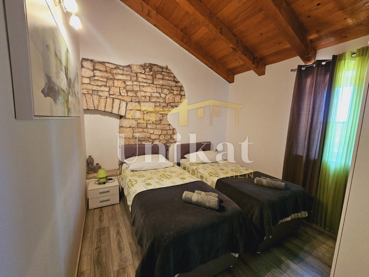 Posest z obnovljeno kamnito hišo, vrtom in bazenom